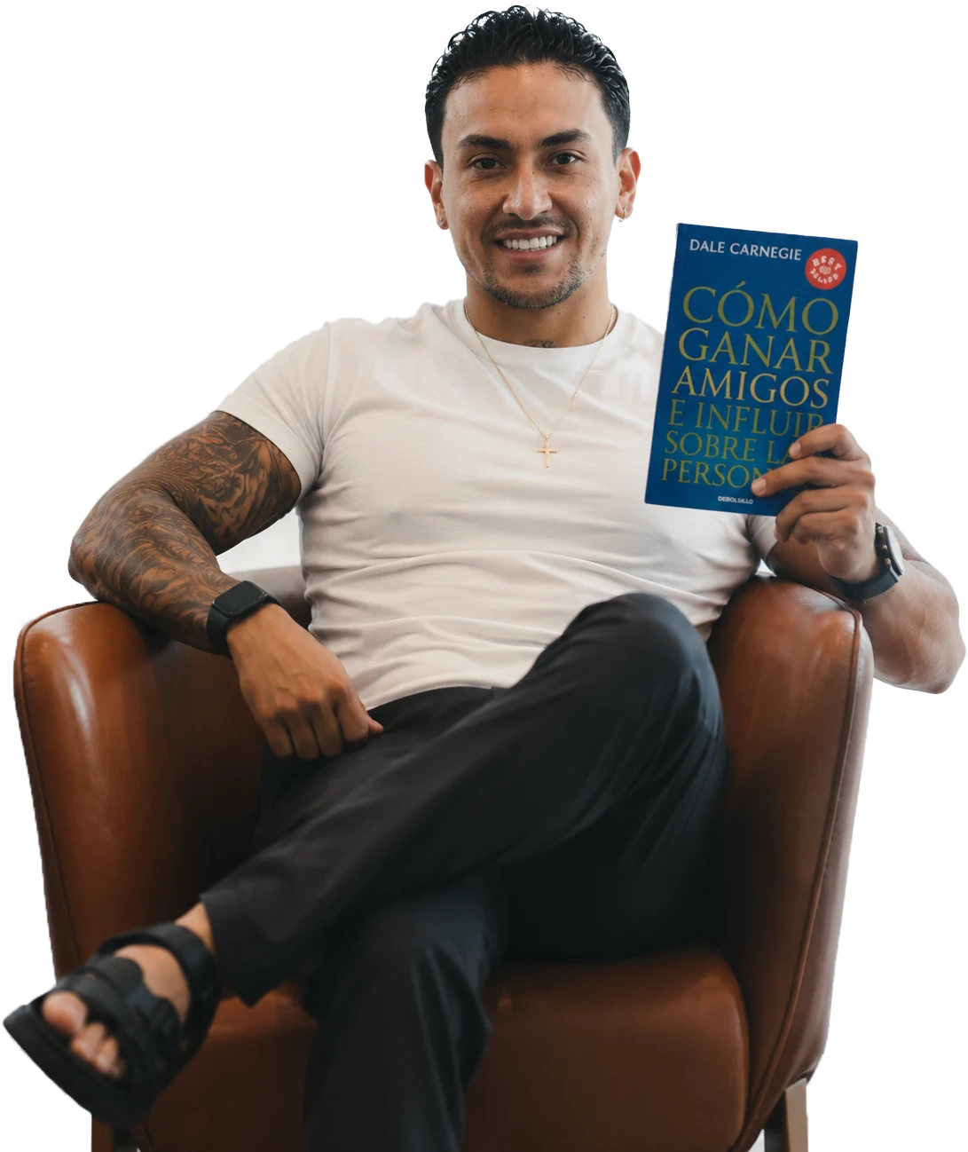 Sebastian Rubio sosteniendo el libro Cómo ganar amigos e influir sobre las personas